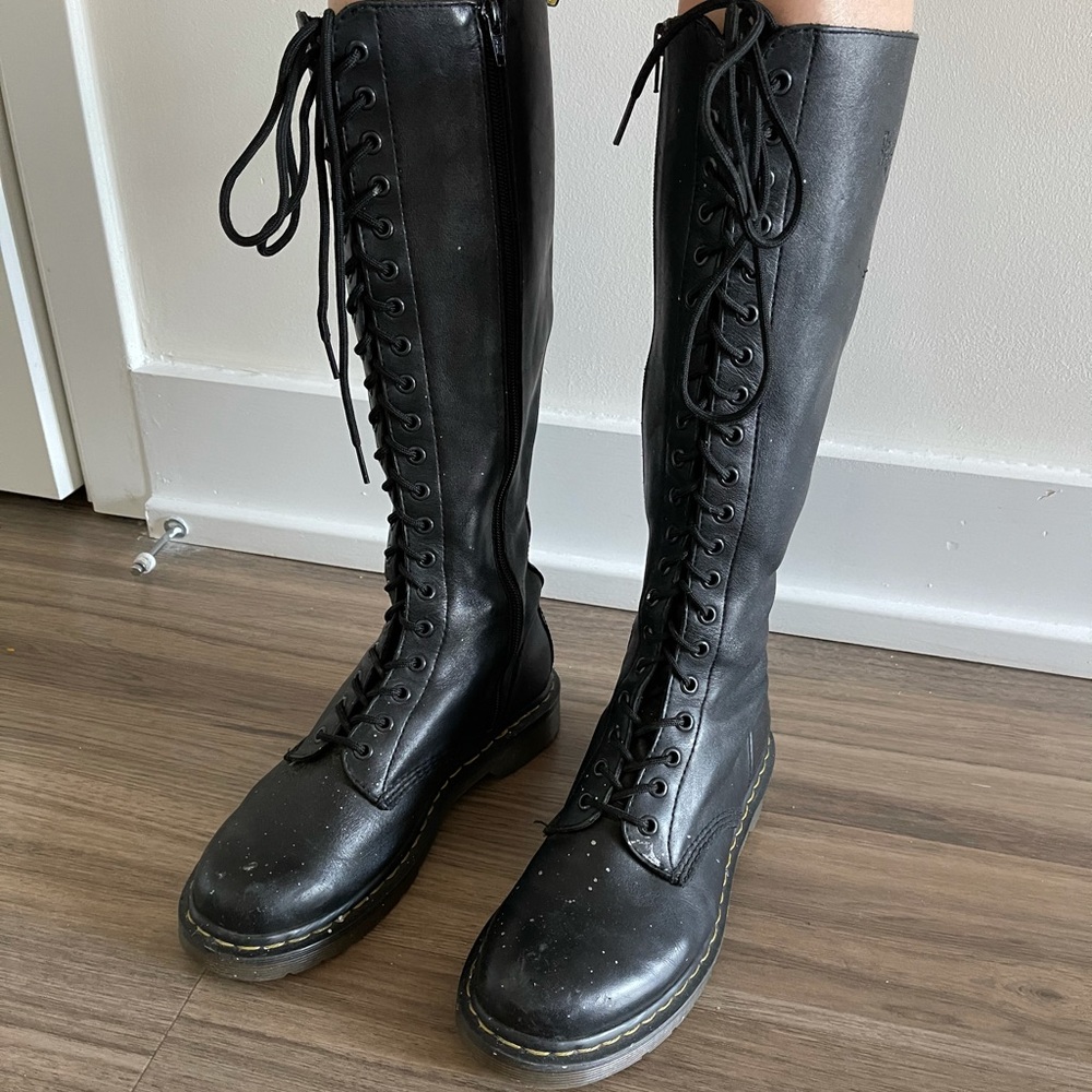Dr. Martens 1B60 VIRGINIA LEATHER KNEE HIGH BOOTS